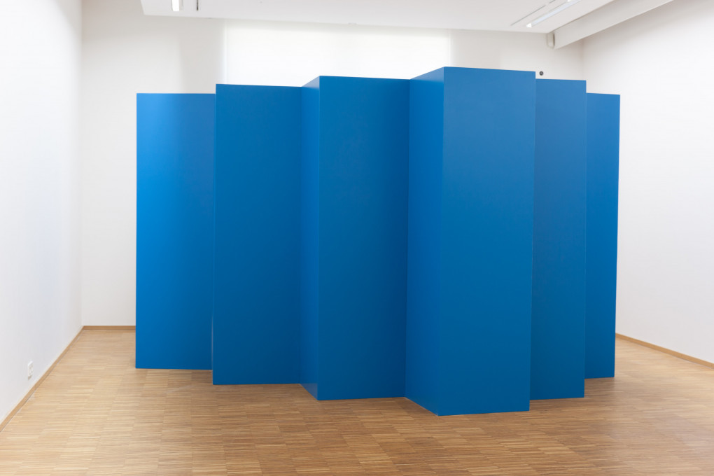 o. T. (Attrappe), <p>2015, lacquer, wood, 220 x 500 x 300 cm, exhibition view, <em>Chaos Kosmos</em>, Kunstverein Offenburg</p>
